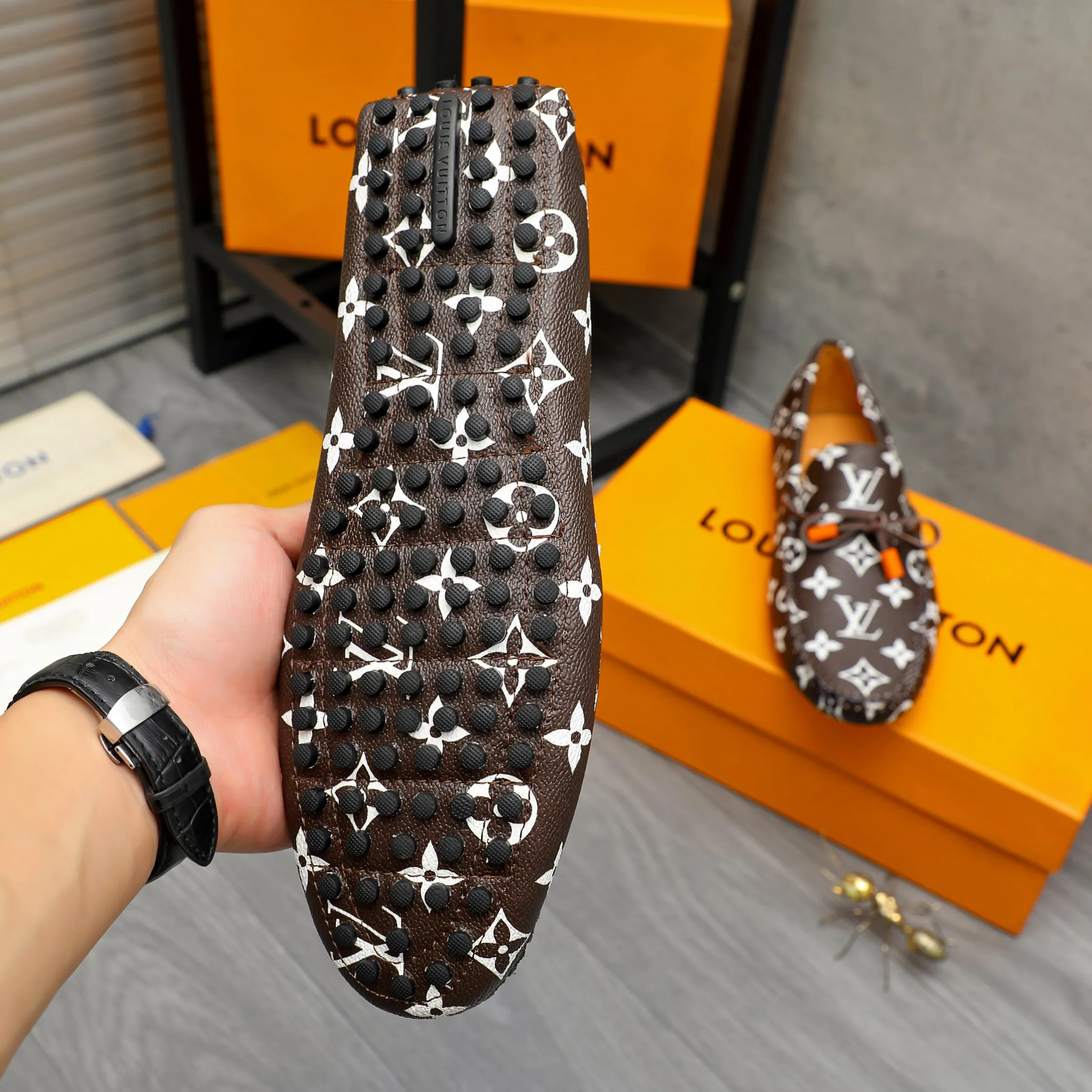 Men's shoes💰380 Product trademark: LV "Louis Vuitton" casual beanie shoes Regular size: 38-45 (45 is custom-made and non-returnable) Product materials: Selected printed cowhide upper, pigskin lining, rubber bean outsole